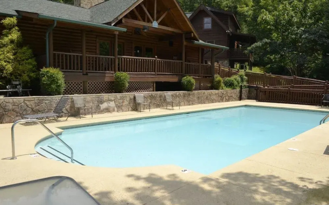 Smoky Cascades 1 Br cabin by RedAwning