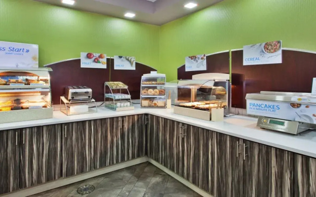 Holiday Inn Express Atlanta Galleria - Ballpark Area by IHG