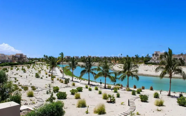 Stylish Lagoon View Escape With Balcony