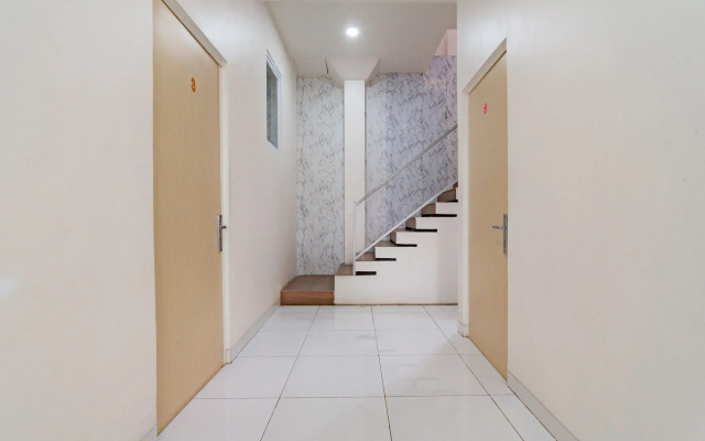 RedDoorz near Prujakan Station Cirebon
