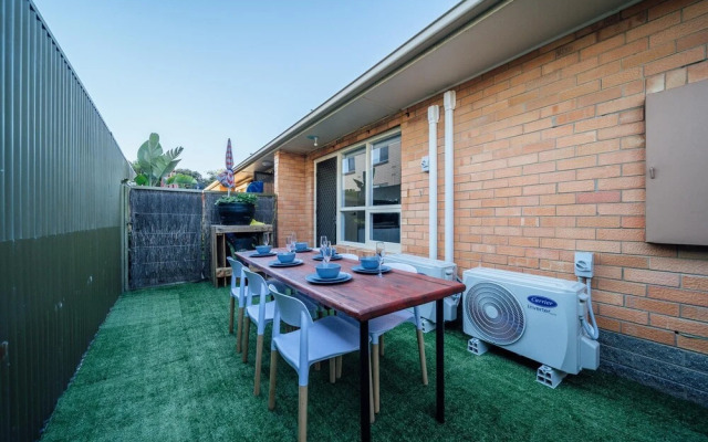 Urban Beach Shack-Metres from the Beach & Cafes