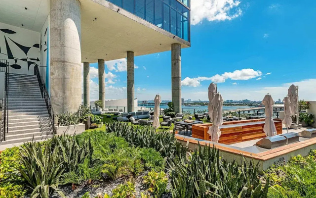 Spacious King Studio at Downtown Miami