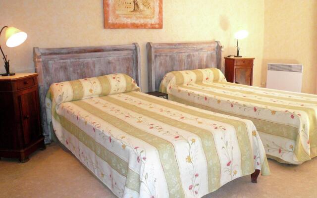 Charming Holiday Home in La Caunette with Swimming Pool