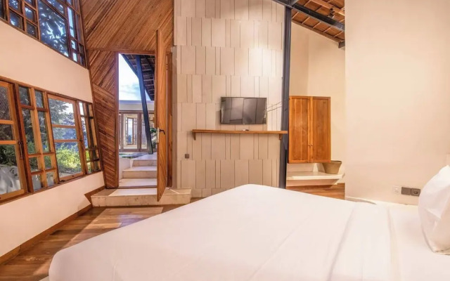 Stunning 2-br Penthouse With View, 800m to Beach