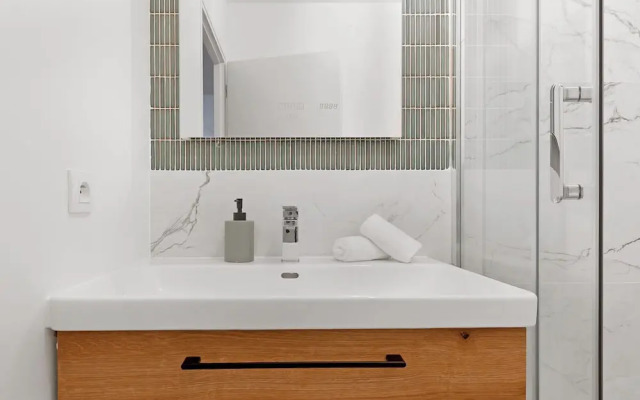 Stylish 2BR for 6 by Champs-Elysees