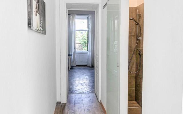 Commodious 2BR Apt. Near AKH-Perfect for Groups