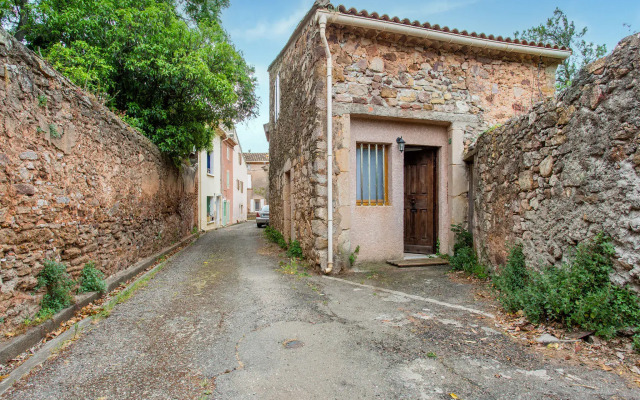 Tranquil holiday home in Cébazan with private pool