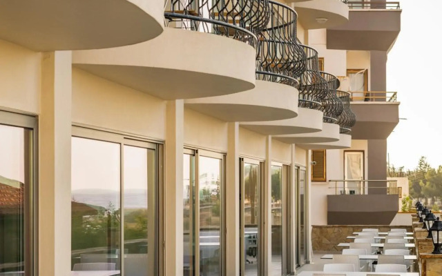Olivia Palm Hotel