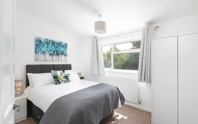 Skyvillion - Lush 2 Bed Hydean Way House & Garden