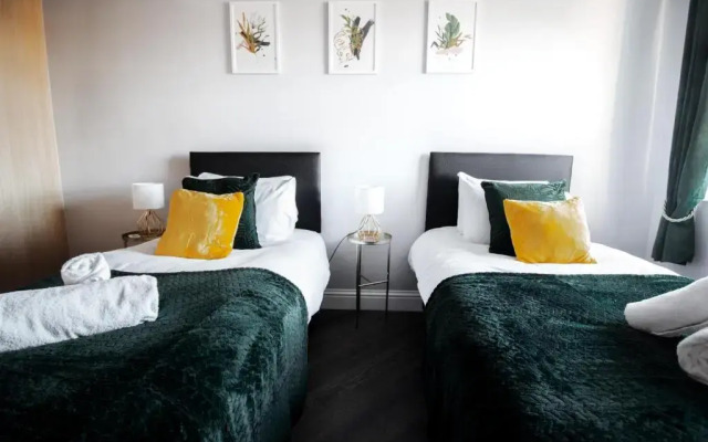 Mulberry - Luxury Two Bedroom Apartment - Free Netflix and Parking
