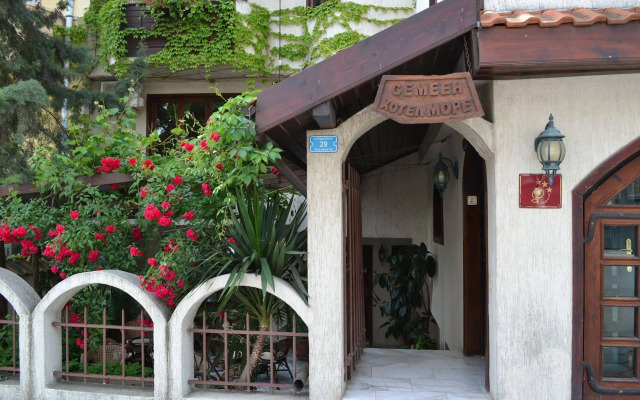 Hotel More