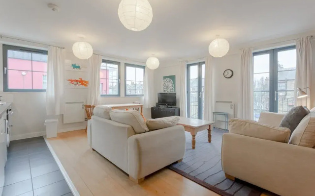 Spacious 2 Bedroom Stoke Newington Flat