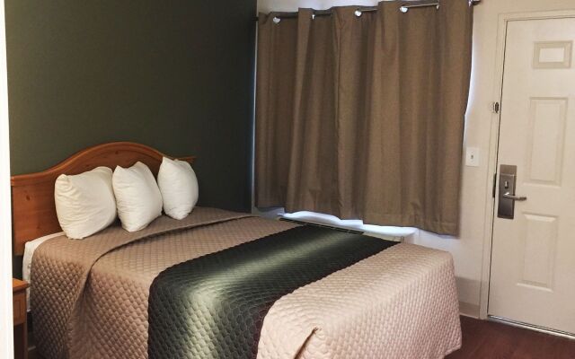 HomeTowne Studios by Red Roof Houston - Northwest