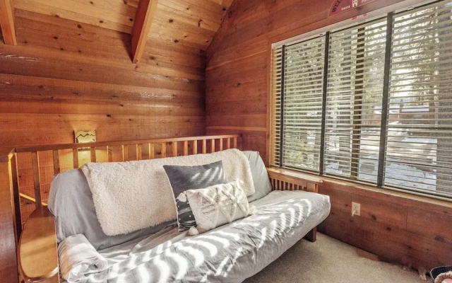 The Lakehouse Cabin