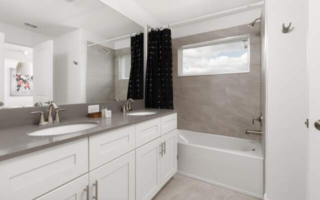 Chic townhouse with private pool near Disney