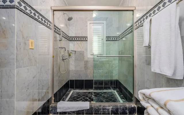Deluxe Suite Deluxe Suite - Kitchenette- Walk to Marriott Beach