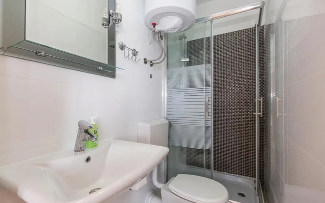 Awesome Home in Brela with Hot Tub, WiFi & 4 Bedrooms