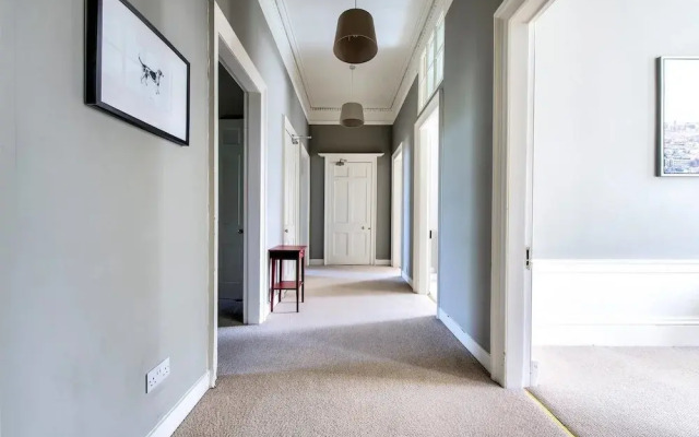 JOIVY Bright and Spacious 4-bedroom Apart in Stockbridge