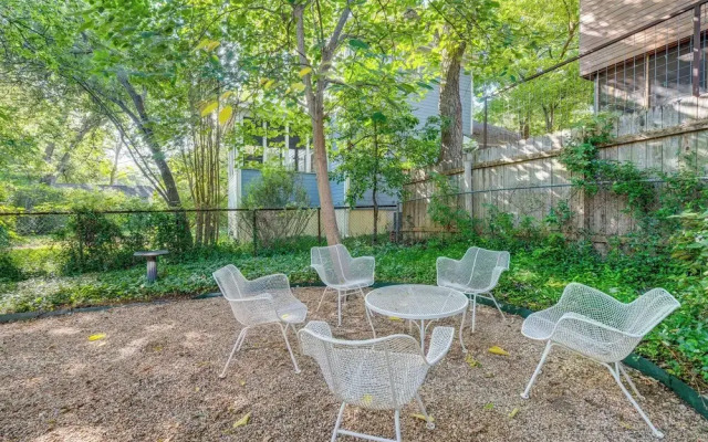 4 Mi to Dtwn: Pet-friendly Austin Studio
