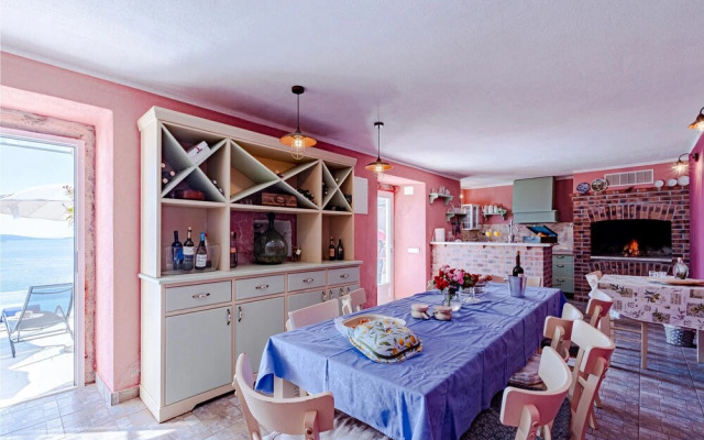 Beautiful Home in Mokalo With Wifi and 2 Bedrooms