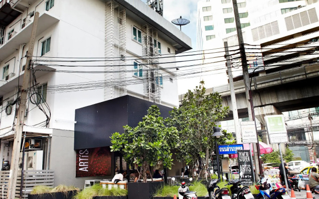 White House Asoke Sukhumvit 18
