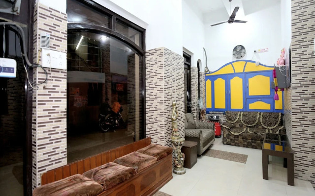 Collection O 12986 The Red Hotel