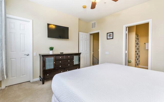 Spacious Vista Cay Townhome Newly Furnished!