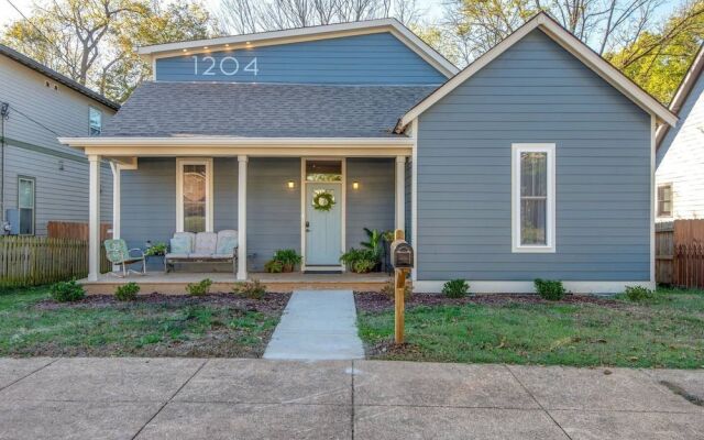 Nashville Bungalow w/ HOT TUB 10 min From Downtown!