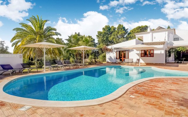 Stylish Villa  in Lagoa with Private Swimming Pool