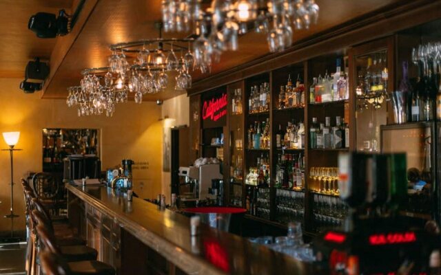 IMPERIAL Hotel & Restaurant