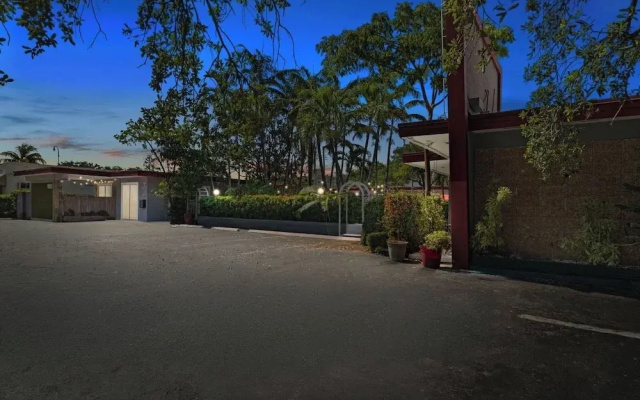 Hollywood 1BR Near Beach & Dining