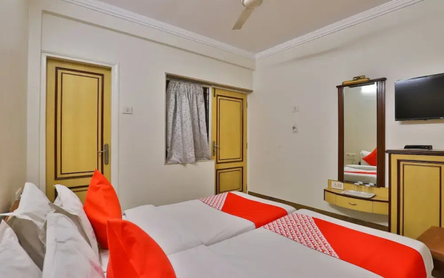 OYO 28667 Hotel Moti Mahal