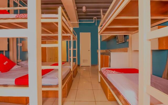 OYO 809 Crowne One Condo (Vaccinated Staff)