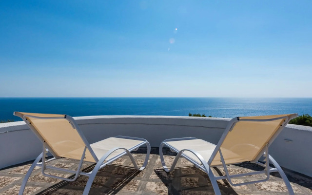 Beautiful Seaside Villa with Pool