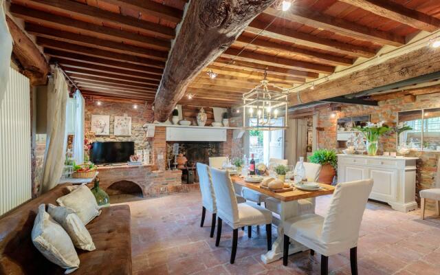Villa Hugo in Lucca With 5 Bedrooms and 6 Bathrooms
