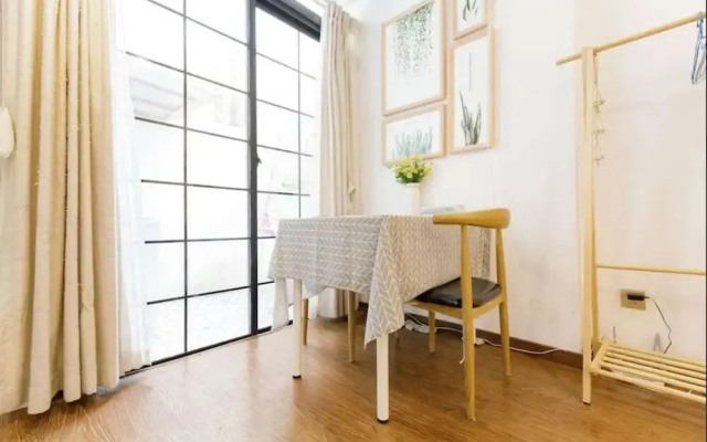 Sakura Meet Near Tianzifang Loft Guesthouse – Guest Rooms – Shanghai