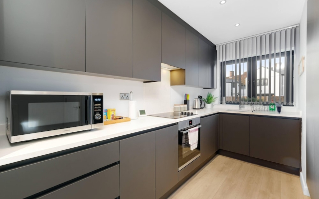 Modern 4 Bedroom House with Parking