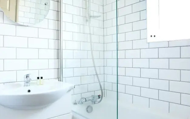 Newly Renovated 1 Bedroom Flat - Sleeps 4