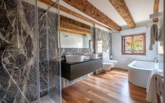 Lido - Stylish San Marco Apartment on Grand Canal
