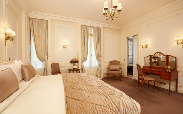 Hotel Raphael