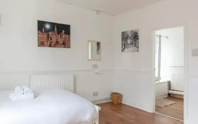 Cheerful Maisonette in the Heart of Orrell Park