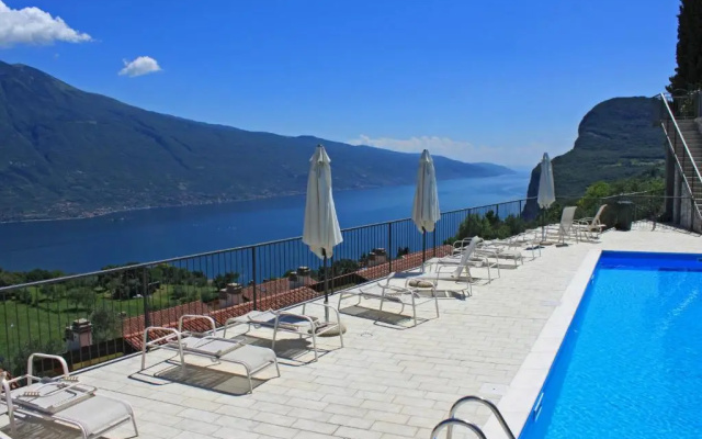 La Quiete 63 Terrace Holiday apartment By Garda Domus Mea