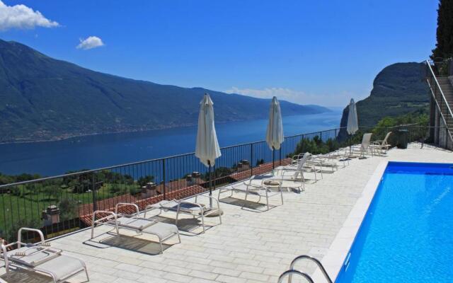 La Quiete 56 Lake view Apartment by Gardadomusmea