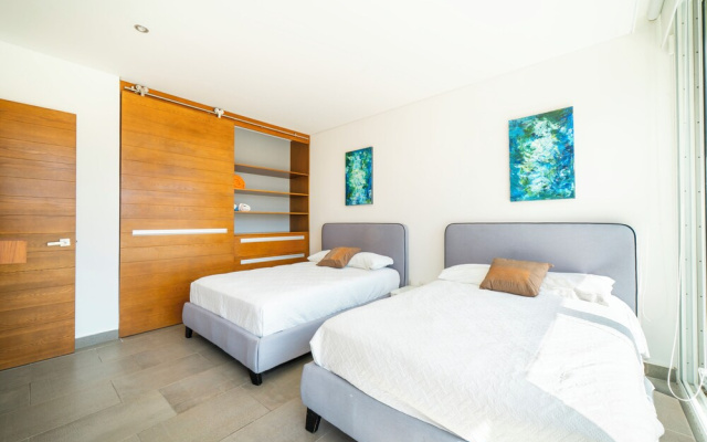 3 BR Condo with Rooftop Pool - Love 203