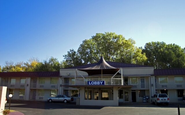 Econo Lodge Inn & Suites Salina