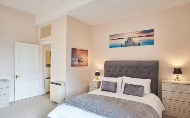 Rooftops in Whitby With 1 Bedrooms and 1 Bathrooms
