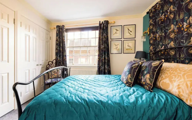 Mayfair 3-bed 6-guest W/patio & ac Berkeley Square