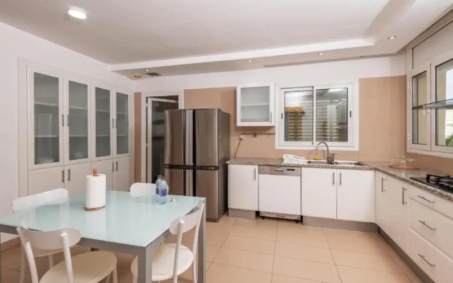 luxury apartement lake view