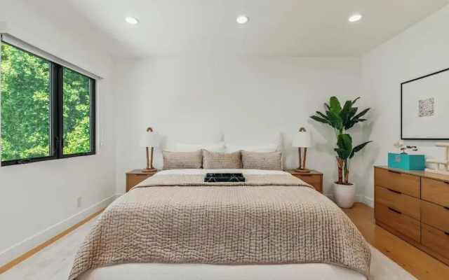 Casa Leona - Modern Masterpiece Behind Private Gates w/ Pool & Chef's Kitchen