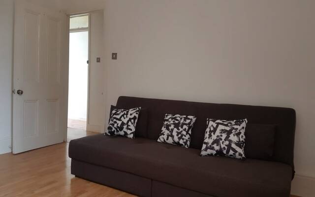 Convenient Catford Apartment